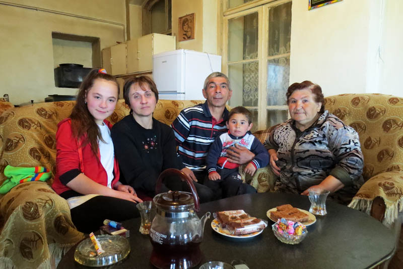 Тикин Тамар с семьёй младшего сына Каро. Слева на право: Анна, Лусине, Каро с Карленчиком и сама тикин Тамара.