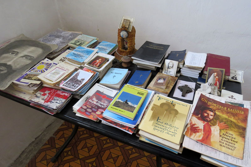 Религиозные книги в молельной комнате в полуоткрытом режиме.