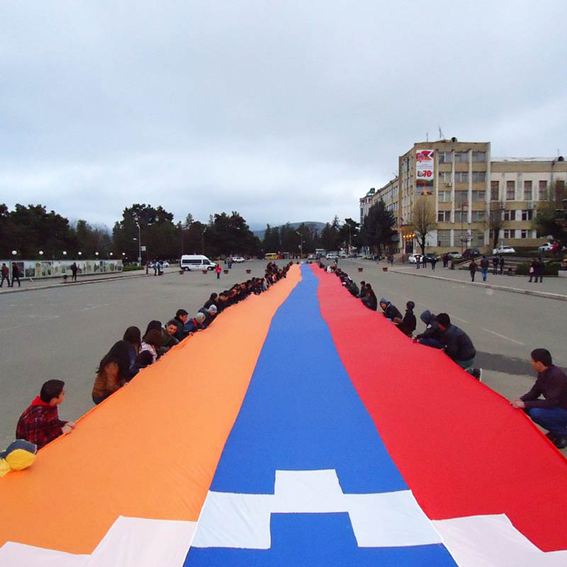Молодёжь Степанакерта с полотнищем (флаг НКР) на главной площади города. 23 апрель 2015г.