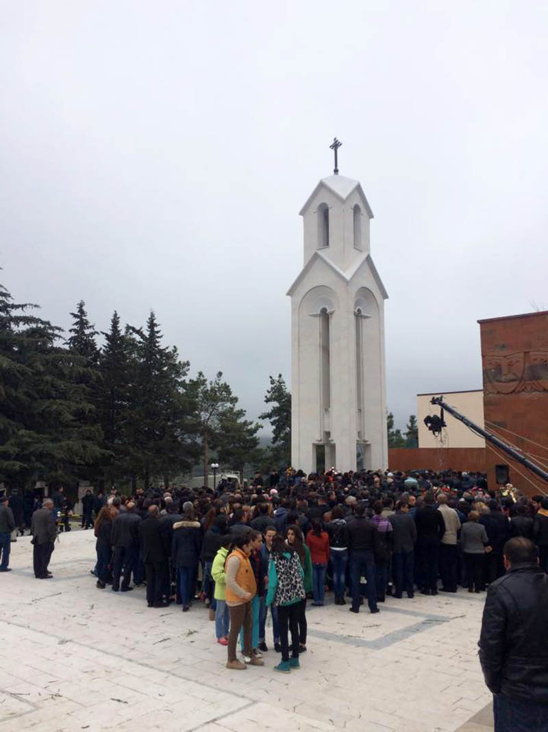 Эту колокольню недавно построили к дню этой трагической даты на Мемориальном комплексе в Степанакерте. Фото Марута Ваняна.