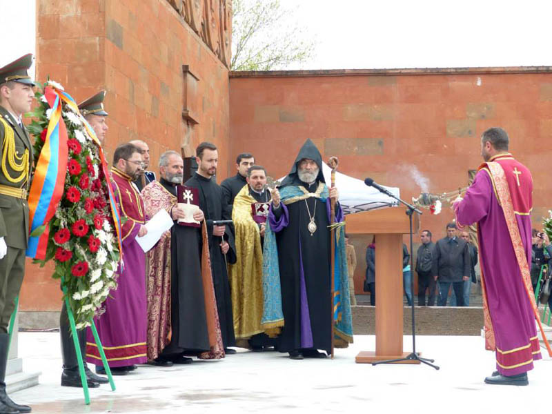 Представители Арцахской Епархии ААЦ читают молитву за упокой невинно погубленных душ во время Геноцида армян.