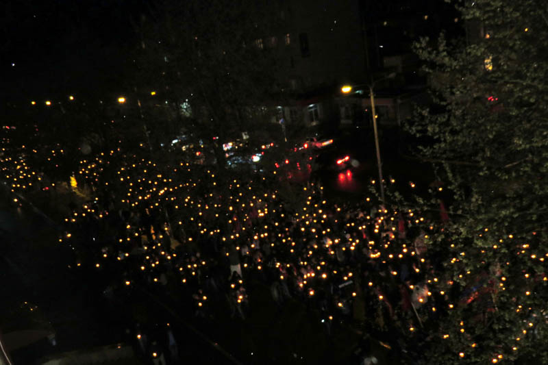 Тысячи и тысячи молодых людей вышли на ночное шествие...