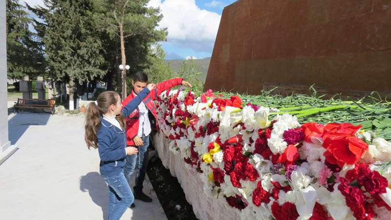 И сегодня приходили, возлагали цветы в память невинно убиенным.