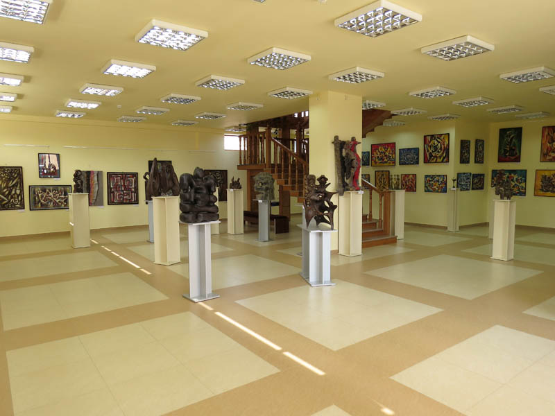 Первый этаж Степанакертской картинной галереи, где выставлены работы художников 