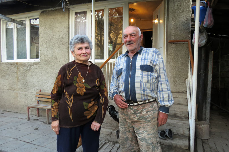 Абкар Балаян с супругой Мареттой во дворе своего дома.