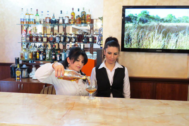 Работницы бара Рузанна и Кристина за барной стойкой.
