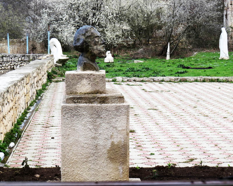 Памятник Нарекци во дворе Центра.