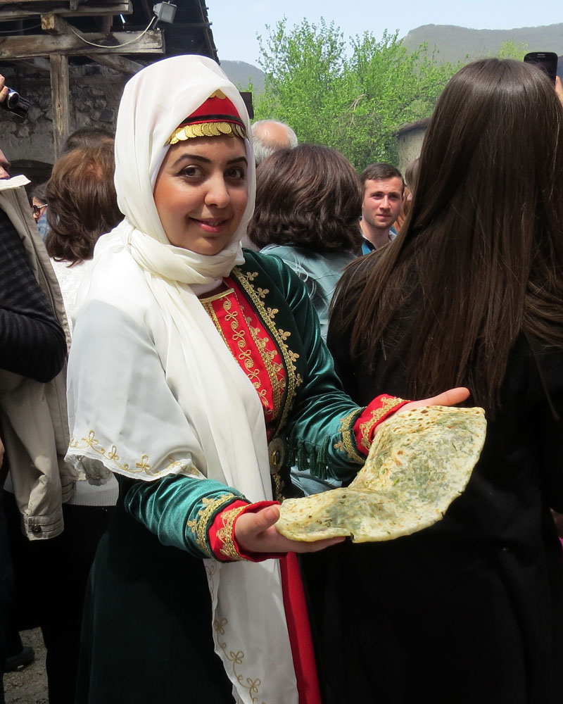 Карабахская ая (бабушка на нашем наречии, ред.А.В.) с готовым женгелов ацем.