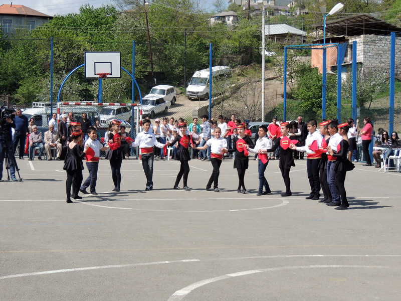 Танцуют дети Степанакертской школы №5.
