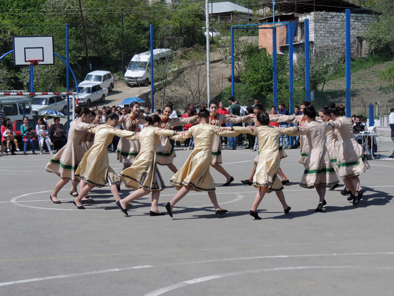 Танцуют девочки школы №11 г.Степанакерта.