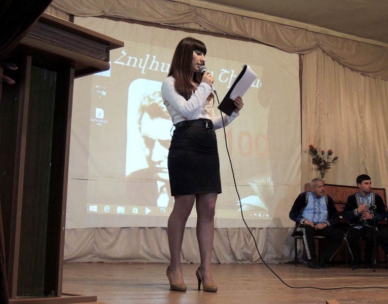 Сатеник Тонян читает стихи Храшк. Она же была и ведущей.