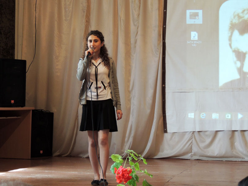Ирина Авнесян читает стихотворение Шираза Кины джырак.