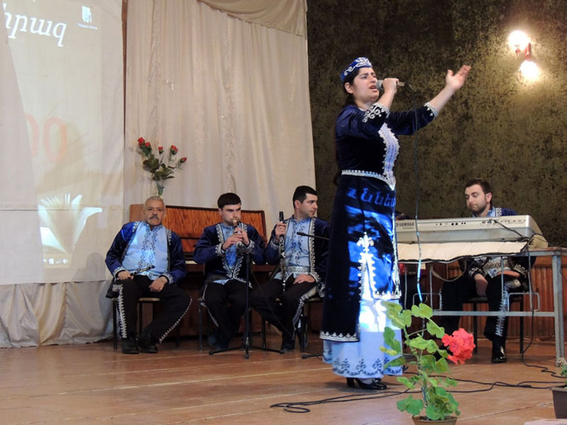 Эрмине Хачатурян поёт песню 