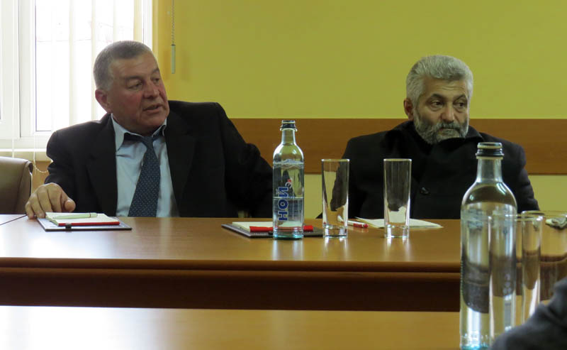 Представитель генпрокуратуры (слева) Василий Ванян, отвечает на вопросы.