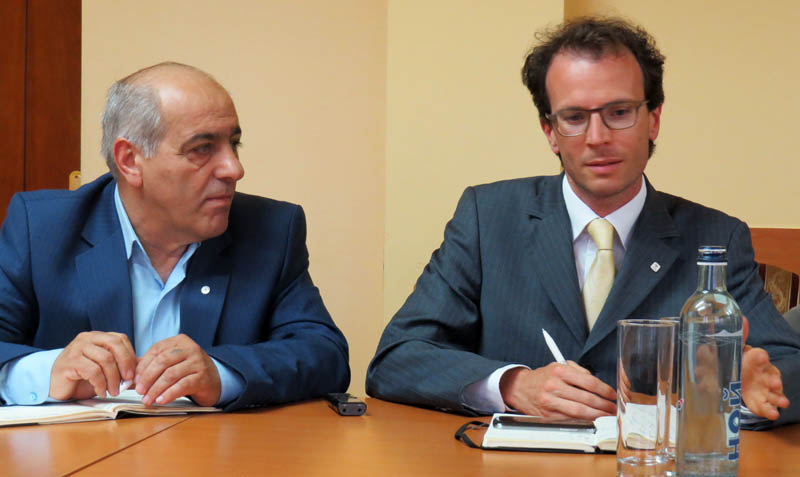 Доступ в пенитенциарные учреждения Карабаха имеет Томас Халье, глава миссии МККК в Нагорном Карабахе (справа.