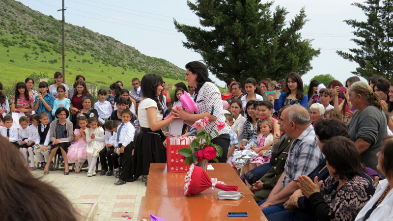 Рипсиме дарит цветы Оксане Карапетян, педагогу истории.