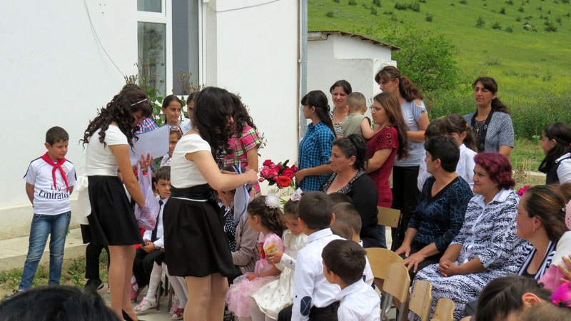 Лусине и Рипсиме дарят цветы родителям  и подарки детям.