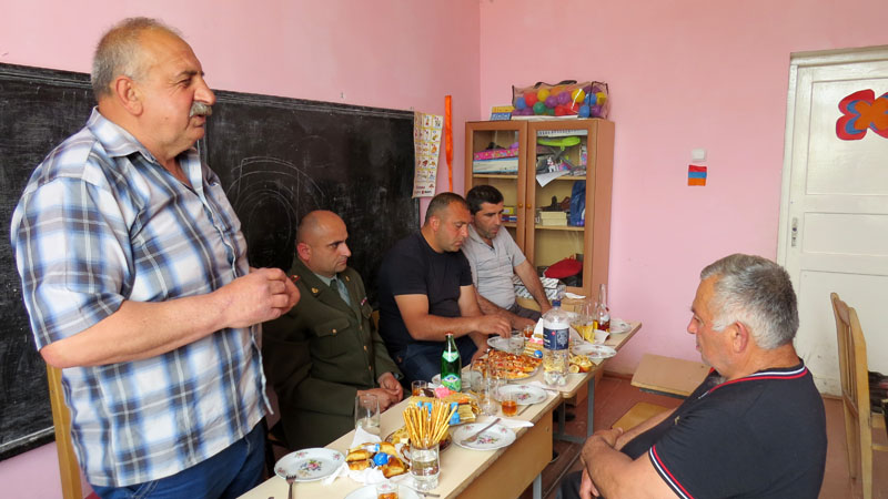 Глава администрации села Рома Карапетян благодарит педагогов за их трудную, но так нужную обществу работу.