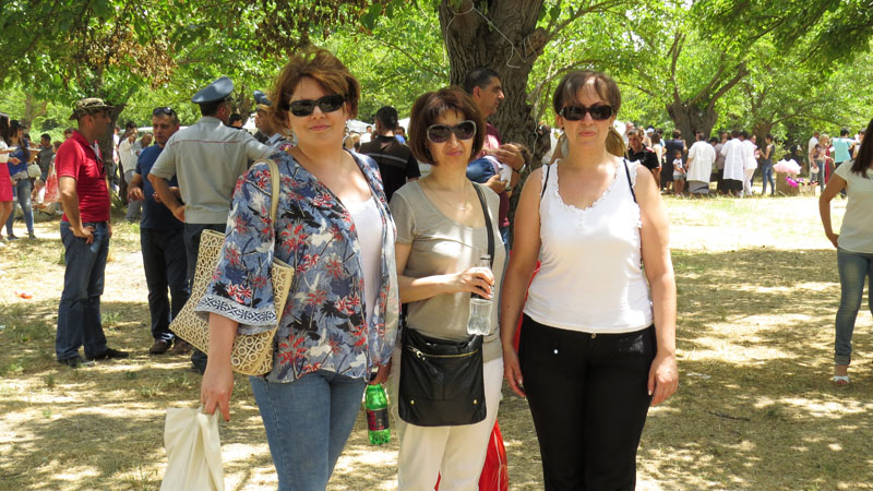 Три подружки Лилия, Зоя и Кристина пришли на фестиваль.