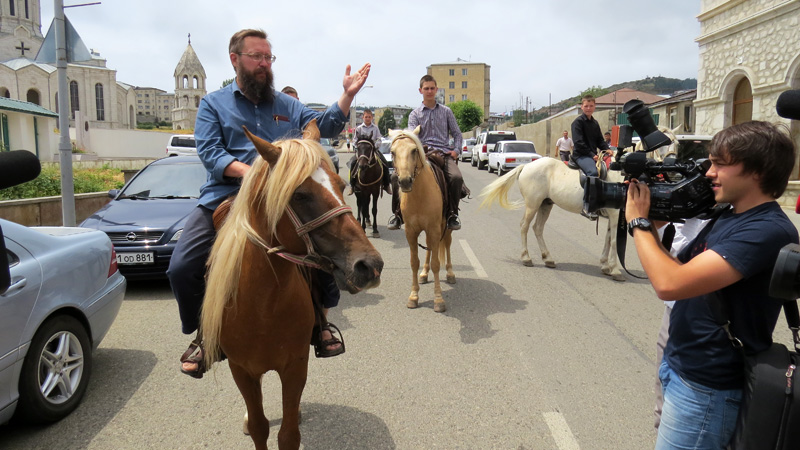 Герман Стерлигов подъезжает с сыновьями на конях к месту проведения мероприятия.
