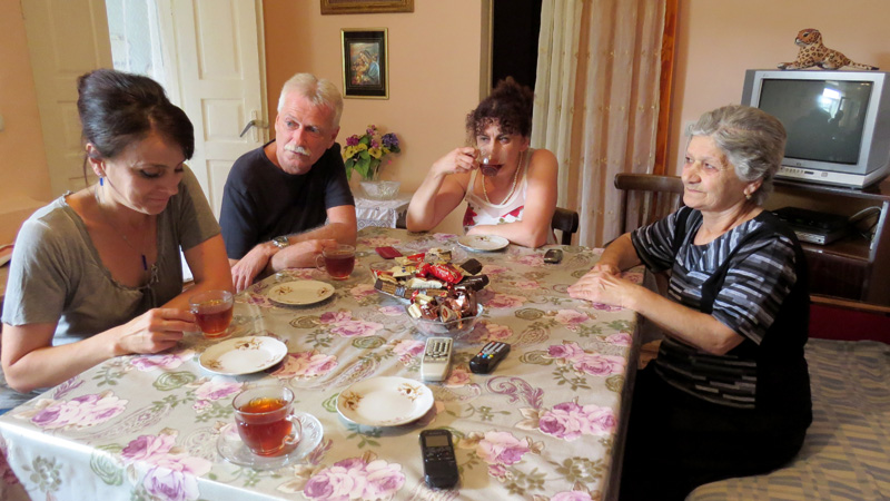 C друзьями пьём чай в доме у Ярамишянов.
