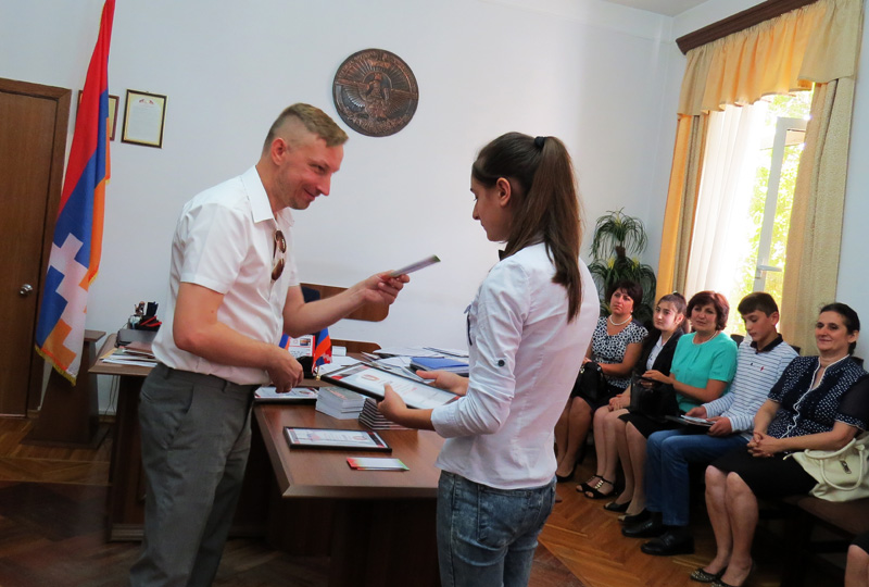 Награждение Лизы Мирзоян, ученицы Хнацахской средней школы.