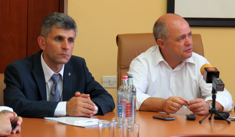 Слева на право Давид Ишханян, представитель ЦИК партии Дашнакцутюн НКР  и председатель фракции Социалистической партии  НС Франции Бруно Леру.