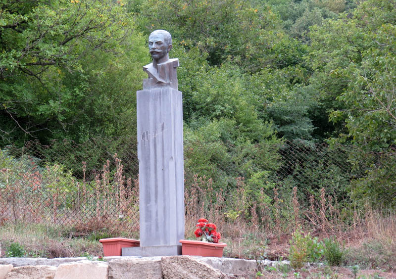 Памятник Тевану Степаняну, при въезде в село.