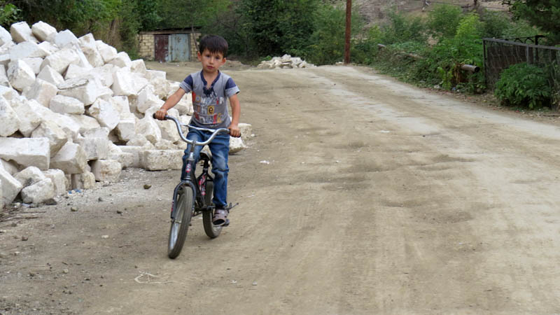 Днём село было пустынным. Встретили Врежика на велосипеде.