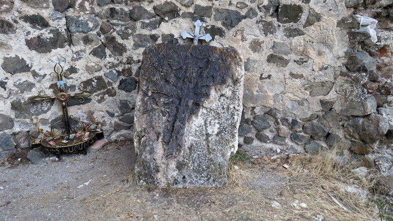 Хачкар (крест-камень) у внутренней стены монастыря.