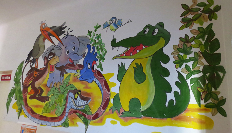 Сцены из мультиков на стене детской больницы г.Гадрута 1.