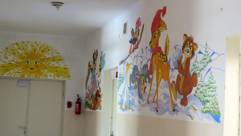Сцены из мультиков на стене детской больницы г.Гадрута 3.