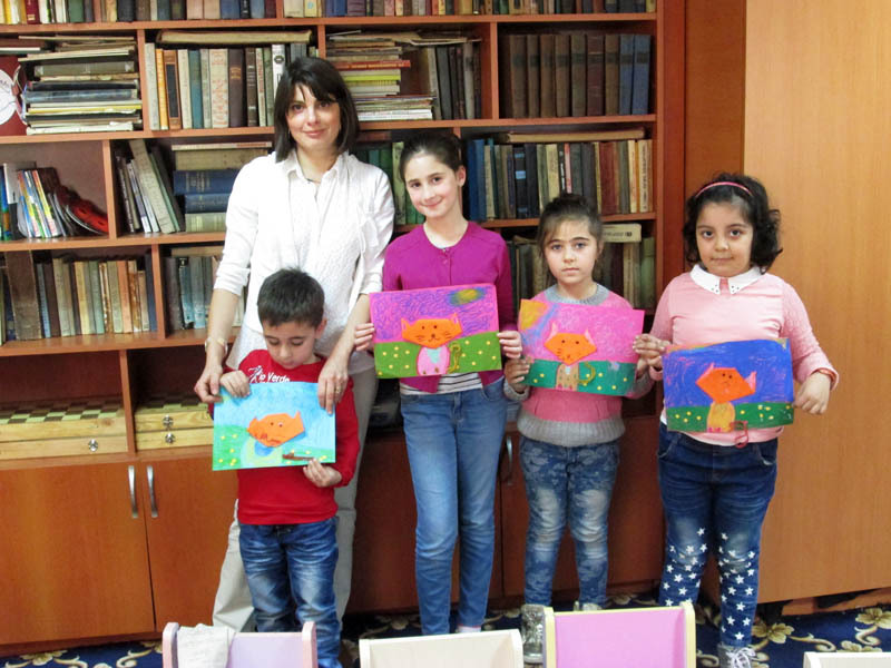 Преподаватель рисования  Тамар Султанишвили в учениками.