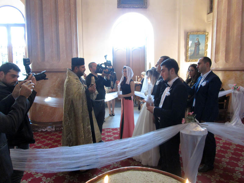 Тер Самвел проводит обряд венчания в церкви Сурб Эчмиадзин.