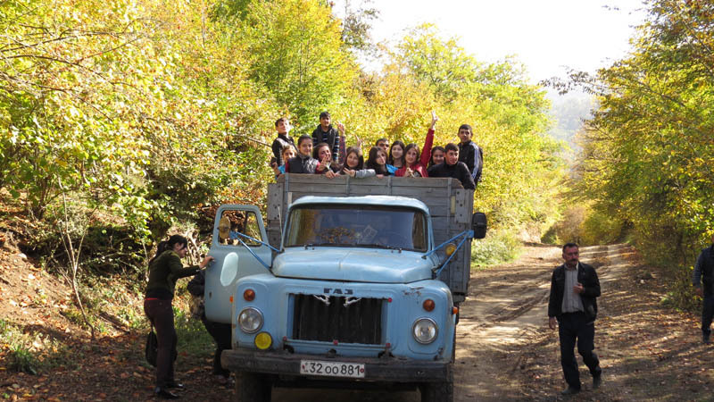 Дети пересели в кузов ГАЗ-52.