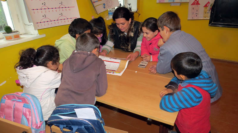 Педагог Жанна Габриелян ведёт час классрука среди детей 2-4 классов.