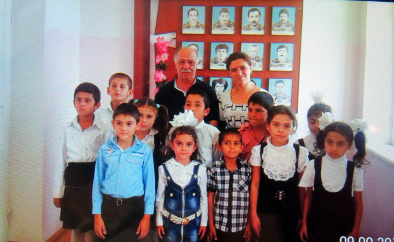Благотворитель Сергей Саркисян с учениками школы.