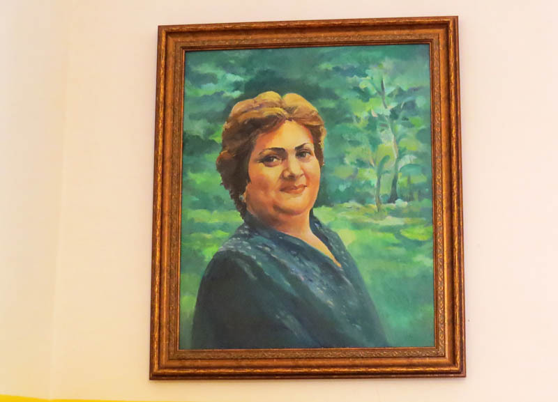 В школе висит портрет покойной супруги благотворителя Сергея Саркисяна - Жасмен Мирзоян.