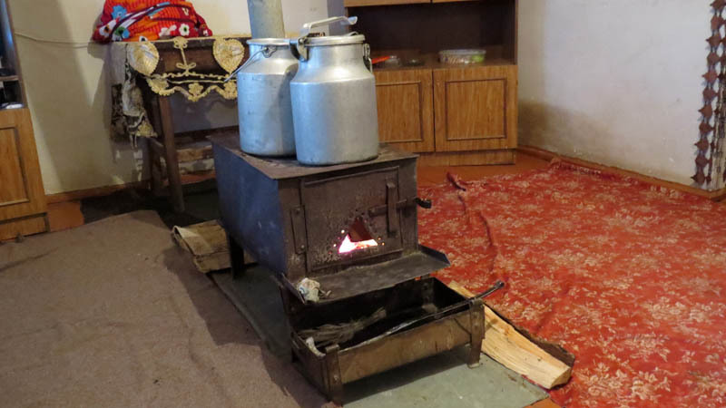 На улице юыло промозгло, холодно, но дома деревенская печь  нас согревала.