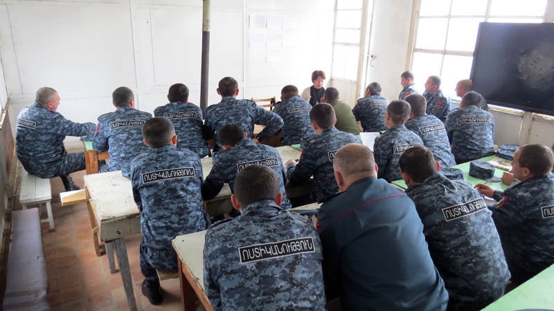 Психолог Зоя Маилян проводит лекцию с персоналом Шушинской тюрьмы.