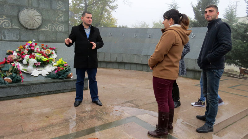  Артур рассказывает молодым о войне... Мемориал, посвящённый погибшим в Карабахской войне. г.Мартакерт.