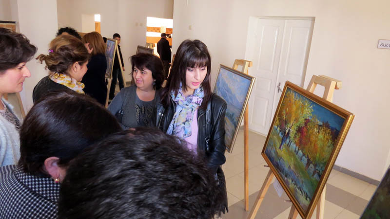 Сотрудница музея Татев Майлян (на переднем плане) рассказывает о выставленных работах.
