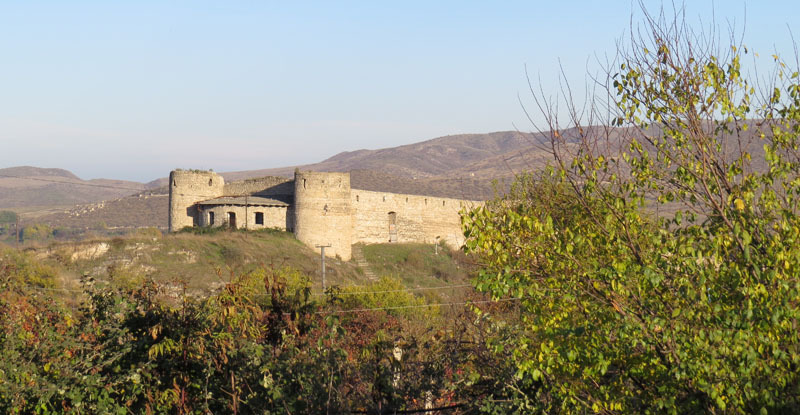 Со двыора Жанна видна часть Аскеранской крепости 18в.