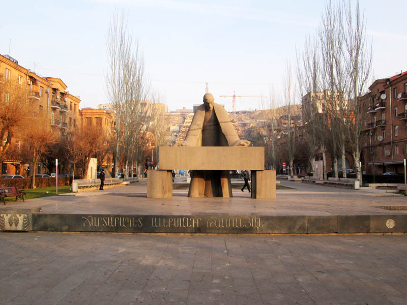 Памятник Таманяну. Автор - скульптор Арташес Овсепян.