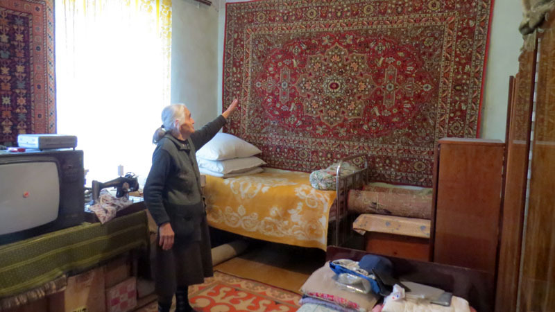 Одна из комнат, где тётя Армик собрала вещи хозяйки дома и приглядывает за ними.