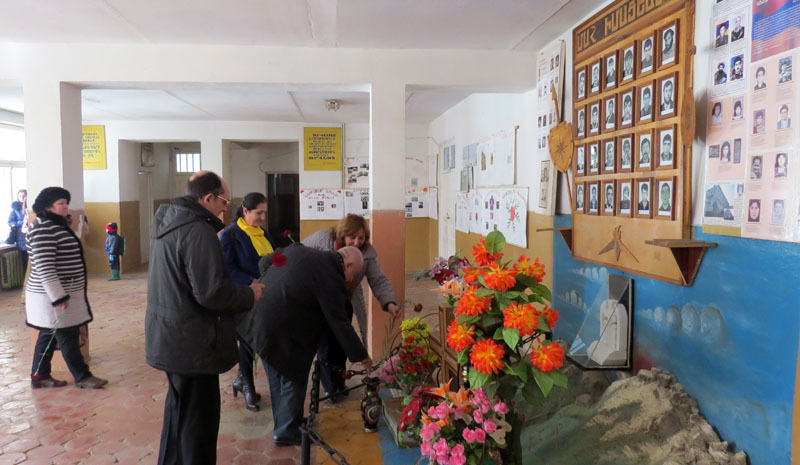 Возложили цветы у стенда погибшим ученикам школы в Карабахской войне.
