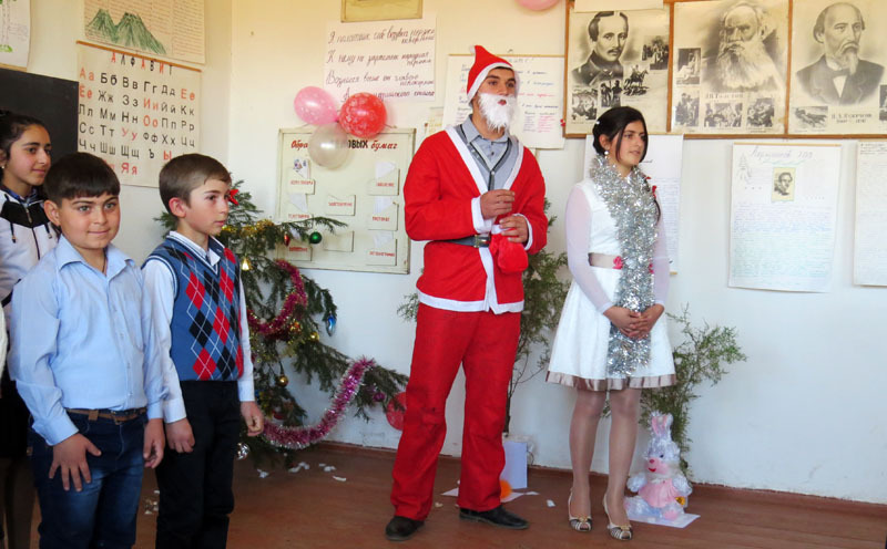 Под громкие приглашения присутствующих, на радость самым мелким, появились Дед Мороз (Вардан Гаспарян)  со симпатичной Снегурочкой (Ася Наринян).
