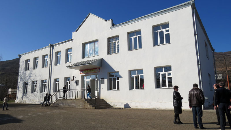 Недавно построенное здание средней школы с.Трахтик Гадрутского района.
