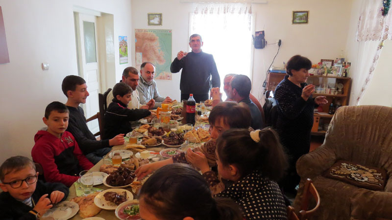 Ярослав поднимает тост за своих детей, внуков, за мир, за благополучие..