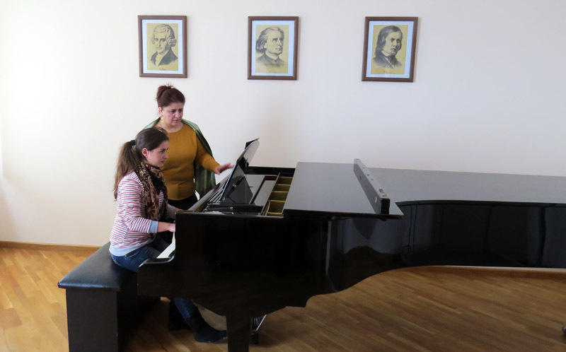 Педагог Диана Арзуманян преподаёт урок концертмейстерства студентке Маре Саакян (4 курс)
